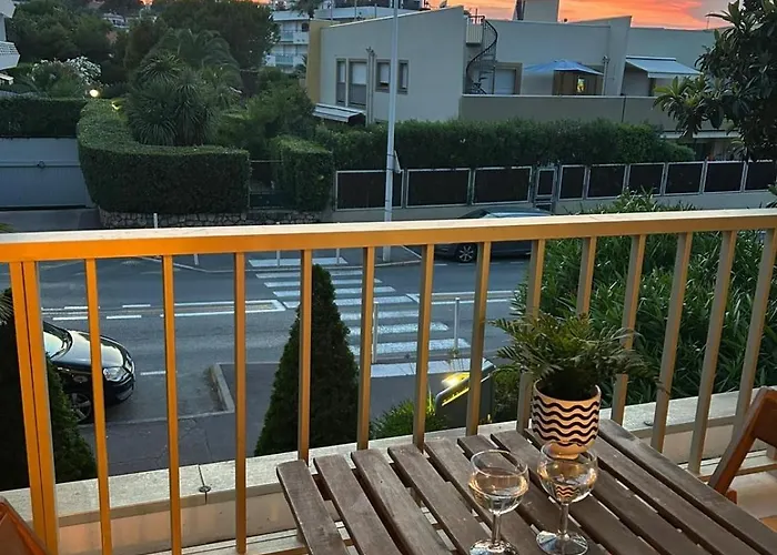 Renove A 100 Metres De La Αντίμπ